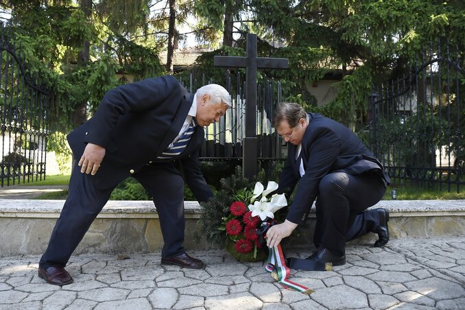 Lomnici Zoltán és Bajkai István koszorút helyeznek el a magánkezdeményezésből készült emlékmű előtt (Fotó: MTI/Kovács Tamás) Lomnici Zoltán és Bajkai István koszorút helyeznek el a magánkezdeményezésből készült emlékmű előtt (Fotó: MTI/Kovács Tamás)