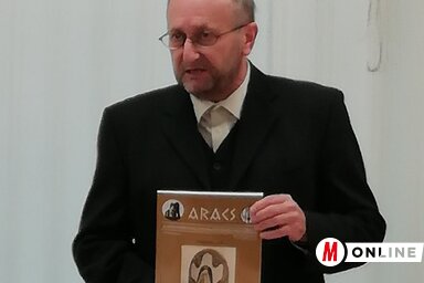 Bata János bemutatja az Aracs legújabb számát (Fotó: Szalma Brigitta)