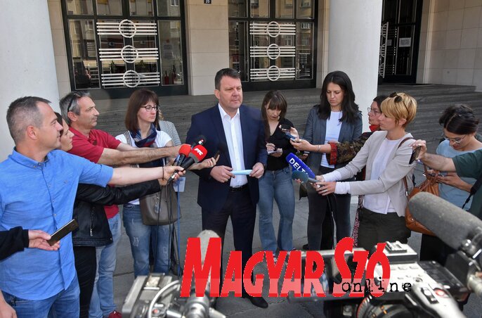 Igor Mirović az újságírók gyűrűjében (Ótos András felvétele)