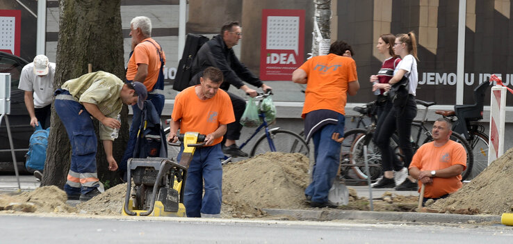 A Futaki út és a Nikola Tesla utcák kereszteződésénél az elmúlt időszakban sok baleset történt, az új szemaforok remélhetőleg biztonságosabb közlekedést eredményeznek (Ótos András felvétele)