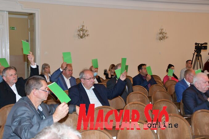 A képviselők több fontos kérdésben is döntést hoztak az ülésen (Puskás Károly felvétele)