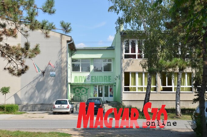 A megszokottól eltérően nem a színházteremben, hanem az iskolában tartják a ballagási ünnepséget (Lakatos János felvétele) A megszokottól eltérően nem a színházteremben, hanem az iskolában tartják a ballagási ünnepséget (Lakatos János felvétele)