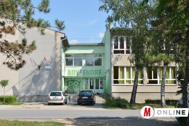 A megszokottól eltérően nem a színházteremben, hanem az iskolában tartják a ballagási ünnepséget (Lakatos János felvétele)