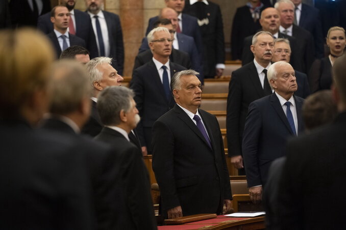 Az emlékülés végén a jelen lévő kormánytagok és a képviselők elénekelték a magyar és a székely himnuszt (Fotó: MTI) Az emlékülés végén a jelen lévő kormánytagok és a képviselők elénekelték a magyar és a székely himnuszt (Fotó: MTI)