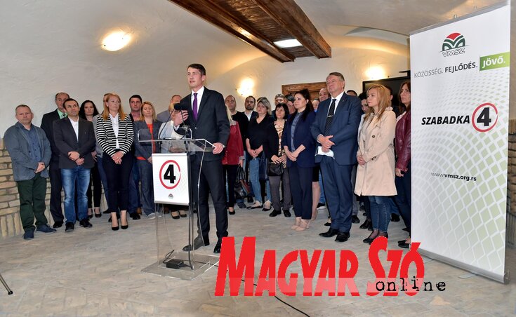 Pásztor Bálint a VMSZ szabadkai listájának jelöltjeivel (Fotó: Gergely Árpád) Pásztor Bálint a VMSZ szabadkai listájának jelöltjeivel (Fotó: Gergely Árpád)