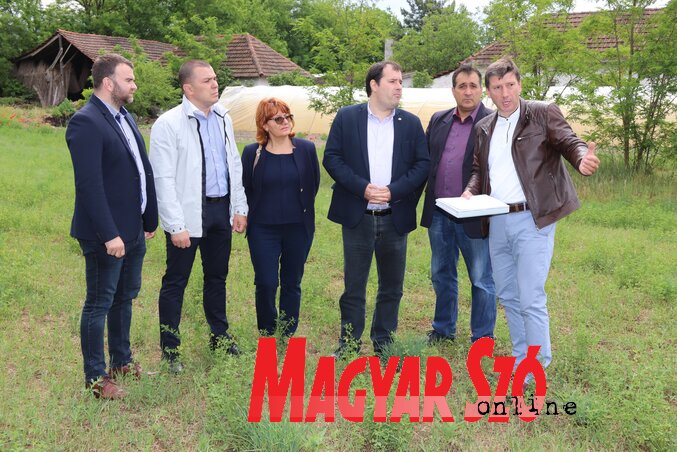 A község vezetősége is megtekintette a beruházásokat (Fotó: Puskás Károly) A község vezetősége is megtekintette a beruházásokat (Fotó: Puskás Károly)