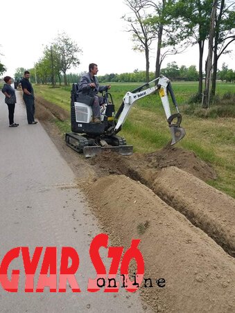 Egy több mint 500 méteres szakasz kiásásában a Sat-Trakt vállalat volt a segítségükre (Fotó: Lakatos János)