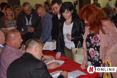 Hosszú sorban várták a könyvbemutatón megjelentek, hogy megvehessék, aláírassák a szerzőkkel a kötetet (Fotó: Kazinczy Paszterkó Diana)