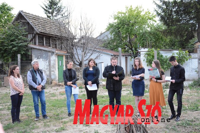 A szenttamási fiatalok alkalmi szavalatokkal készültek a megemlékezésre (Paraczky László felvétele)