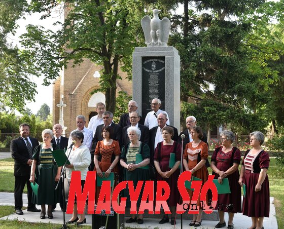 Megemlékezés a tiszakálmánfalvi turulmadár-szobornál (Fotó: Ótos András)