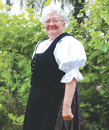 Szerda Jolán a tanfolyamon készített gyakorlóöltözetben (Fehér Rózsa felvétele) Szerda Jolán a tanfolyamon készített gyakorlóöltözetben (Fehér Rózsa felvétele)