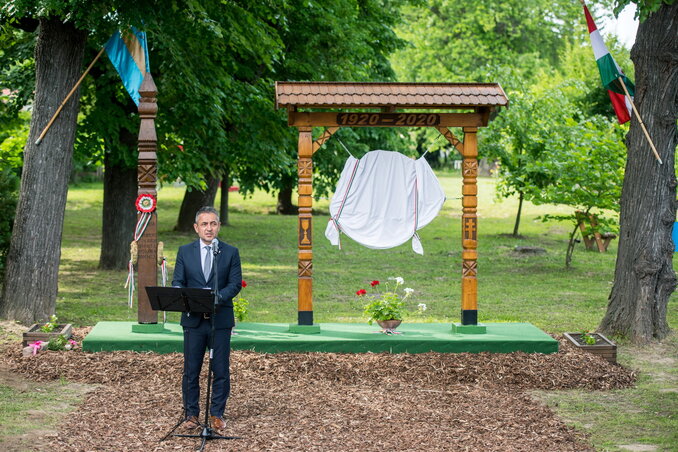 Potápi Árpád János államtitkár beszél a trianoni békeszerződés aláírásának 100. évfordulója alkalmából tartott megemlékezésen (Fotó: MTI)