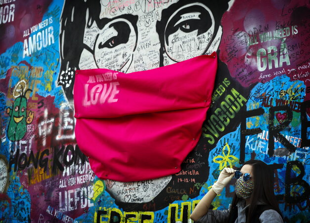 A prágai Lennon-fal is az aktuális „divat” szellemében (Fotó: AP via Beta) A prágai Lennon-fal is az aktuális „divat” szellemében (Fotó: AP via Beta)