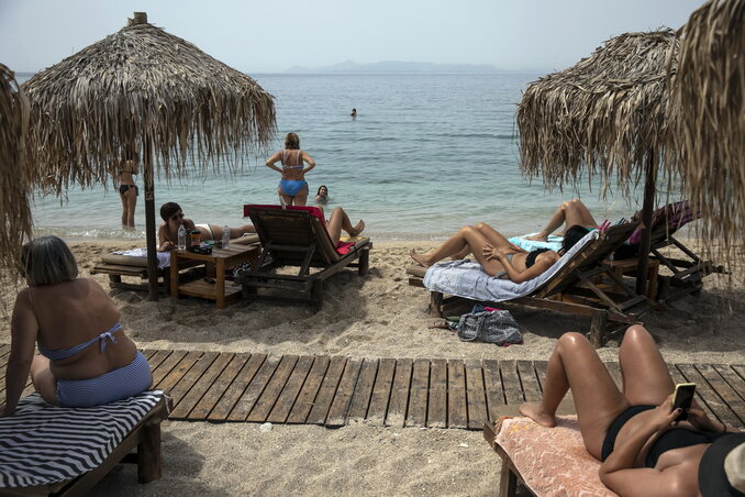 Az Athénhoz közeli Alimosz strandon már javában tart az idény, igaz külföldi turisták még csak mutatóban vannak (Fotó: AP via Beta) Az Athénhoz közeli Alimosz strandon már javában tart az idény, igaz külföldi turisták még csak mutatóban vannak (Fotó: AP via Beta)