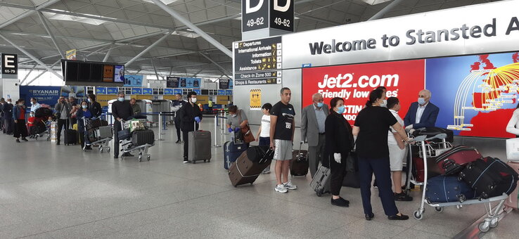 Hosszú sorok a törökországi Adanába induló járatra való bejelentkezésnél. A felvétel tegnap az észak-londoni Stansted repülőtéren készült (Fotó: AP via Beta) Hosszú sorok a törökországi Adanába induló járatra való bejelentkezésnél. A felvétel tegnap az észak-londoni Stansted repülőtéren készült (Fotó: AP via Beta)