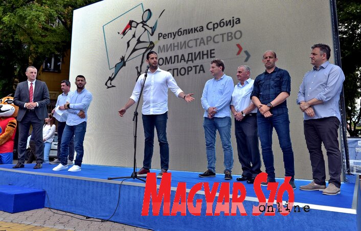 Vanja Udovičić megnyitja a sportkiállítást a főtéren (Fotó: Gergely Árpád) Vanja Udovičić megnyitja a sportkiállítást a főtéren (Fotó: Gergely Árpád)