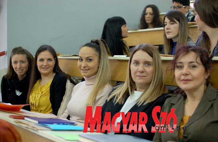 A szakmai tanácskozáson a kamenicai Mala škola (Kisiskola) óvoda munkatársai: (balról jobbra) Jasmina Cvejnov, Nada Karan, Milica Stanojević, Biljana Marković és a riportalany, Margareta Adamović (Fotó: Bozsoki Valéria) A szakmai tanácskozáson a kamenicai Mala škola (Kisiskola) óvoda munkatársai: (balról jobbra) Jasmina Cvejnov, Nada Karan, Milica Stanojević, Biljana Marković és a riportalany, Margareta Adamović (Fotó: Bozsoki Valéria)