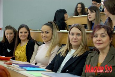 A szakmai tanácskozáson a kamenicai Mala škola (Kisiskola) óvoda munkatársai: (balról jobbra) Jasmina Cvejnov, Nada Karan, Milica Stanojević, Biljana Marković és a riportalany, Margareta Adamović (Fotó: Bozsoki Valéria)