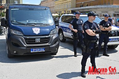 A rendőrség bemutatója Újvidéken