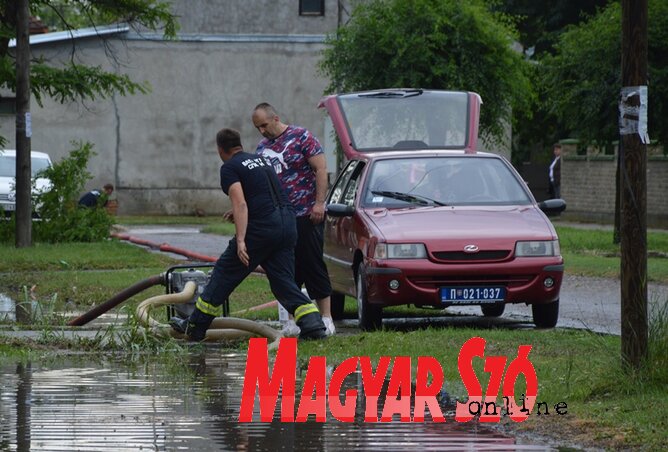 Az illetékesek teljes erőbevetéssel dolgoztak a víz elvezetésén (Paraczky László felvétele)