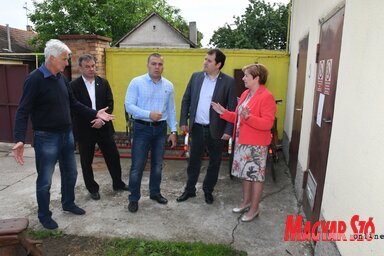 Veselinov Ibolya igazgatónő és a község illetékesei megtekintették az óvodát (Puskás Károly felvétele)
