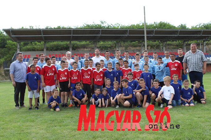 Közös kép a Jadran utánpótlás csapataival (Lakatos János felvétele)