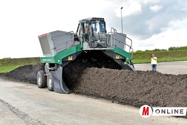 Az iszapot növényi hulladékkal keverik össze (Fotó: Gergely Árpád)