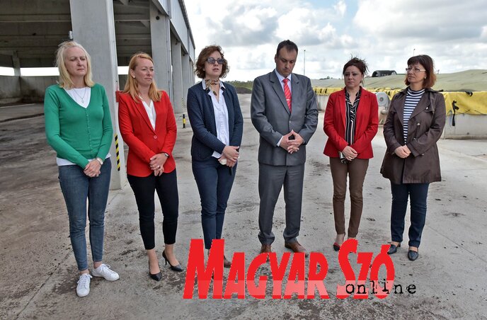 Bognár Pásztor Hajnalka, Ercsi Hargita, Góli Csilla, Sugár György, Horvát Tímea és Dobó Márta (Fotó: Gergely Árpád) Bognár Pásztor Hajnalka, Ercsi Hargita, Góli Csilla, Sugár György, Horvát Tímea és Dobó Márta (Fotó: Gergely Árpád)