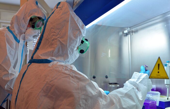 A niši közkórház laboránsai vizsgálják a fertőzésgyanúsak torkából vett mintákat (Fotó: Beta)