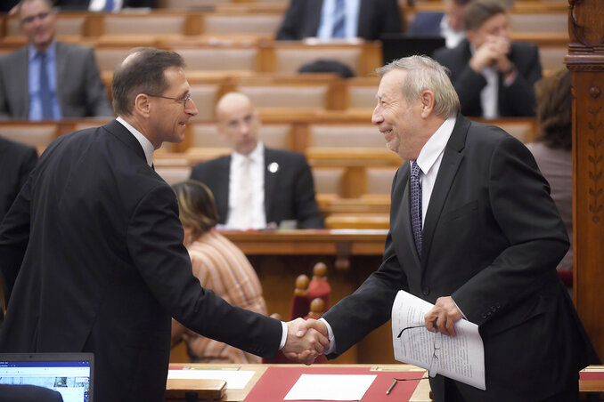 Varga Mihály és Kovács Árpád a parlament ülésén (Fotó: MTI)