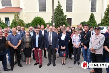 A VMSZ-küldöttség a magyarcsernyei polgárok körében (Ótos András felvétele)