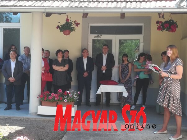 Az iskolaavatón Potrebić Tőzsér Gabriella igazgató üdvözölte a vendégeket (Fehér Rózsa felvétele)