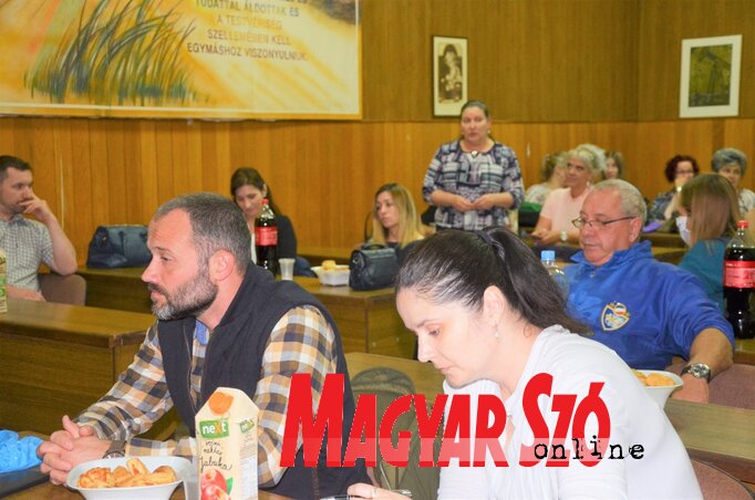 Civil szervezetekkel egyeztettek a VMSZ tisztségviselői a topolyai helyi közösség tanácstermében (Kazinczy Paszterkó Diana felvétele)