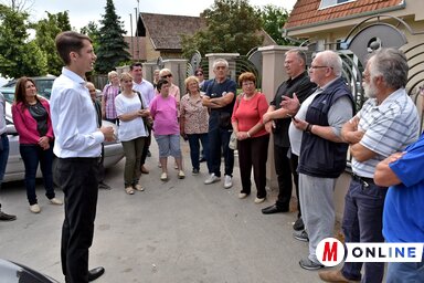Pásztor Bálint a helyi posta előtt beszélgetett a polgárokkal (Fotó: Gergely Árpád)