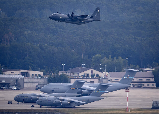 A ramsteini amerikai légibázisról egy szállítógép száll fel (Fotó: AP via Beta)