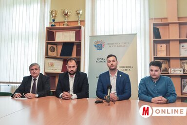A sajtótájékoztató résztvevői a zentai városházán (Herédi Krisztián felvétele)