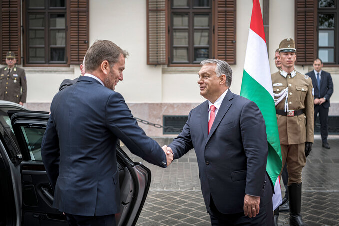 Igor Matovičot a karmelita kolostor előtt fogadja Orbán Viktor (Fotó: MTI/Miniszterelnöki Sajtóiroda)