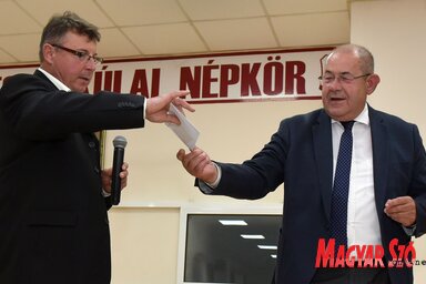 A várakozás pillanatai: pár perc múlva kiderült, hogy péterrévei a szerencsés nyertes (Ótos Anrás felvétele)
