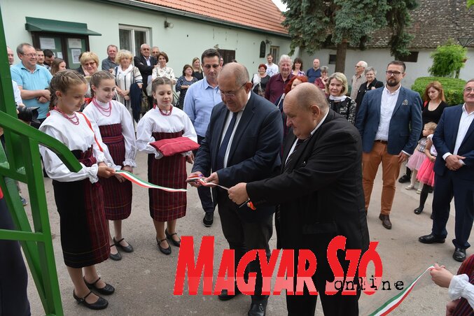 Pásztor István és Valka Károly hivatalosan is átadták rendeltetésének a kúlai Népkör felújított épületszárnyát (Ótos Anrás felvétele)