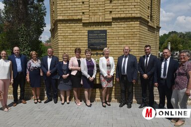 A vendégek és a vendéglátók Tallián Andor emléktáblája előtt