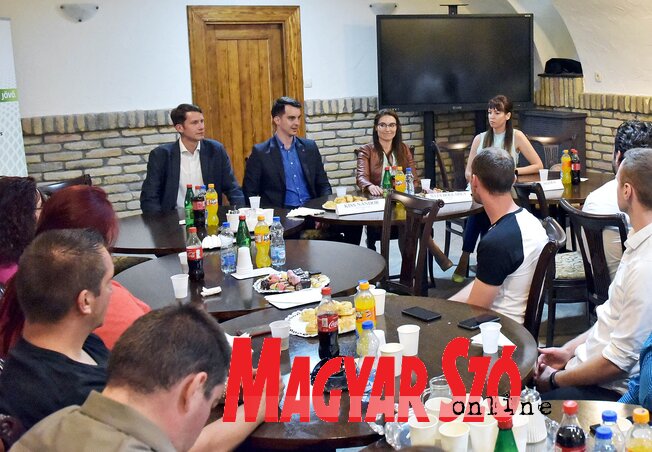 A kerekasztal-beszélgetés résztvevői Szabadkán A kerekasztal-beszélgetés résztvevői Szabadkán