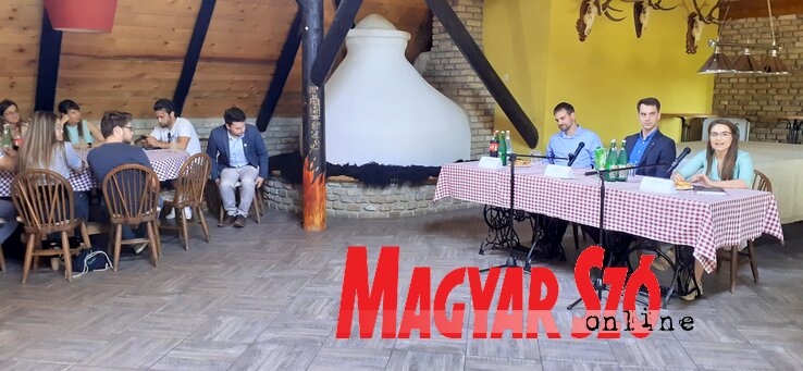 Illés Boglára, a Fidelitas elnöke, Kiss Nándor, a VMSZ IFI elnöke, és Hajdú András politológus, a Fidelitas tagja, a kerekasztal megbeszélésen jelen levő topolyai fiatalok egy részével (Kazinczy Paszterkó DIana felvétele) Illés Boglára, a Fidelitas elnöke, Kiss Nándor, a VMSZ IFI elnöke, és Hajdú András politológus, a Fidelitas tagja, a kerekasztal megbeszélésen jelen levő topolyai fiatalok egy részével (Kazinczy Paszterkó DIana felvétele)