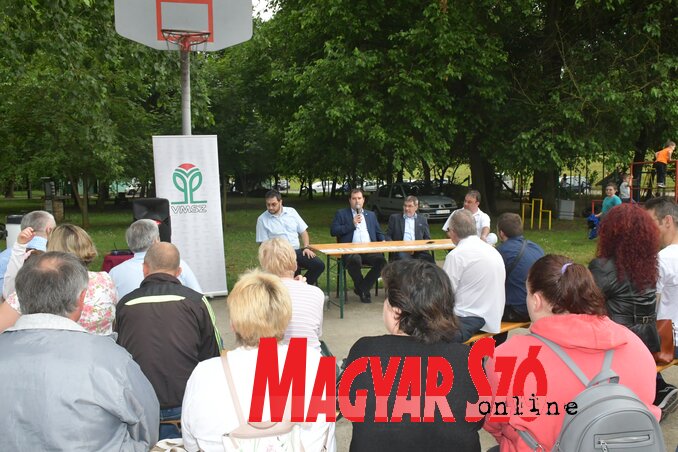 A Tisza-parti beszélgetésen fontos felvetések hangzottak el (Puskás Károly felvétele) A Tisza-parti beszélgetésen fontos felvetések hangzottak el (Puskás Károly felvétele)