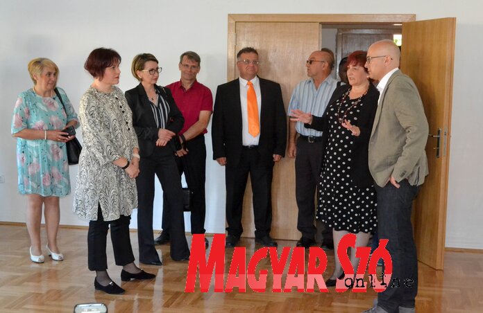 A vendégek a művelődési központ udvarában Ladisity Melinda beszámolóját hallgatják