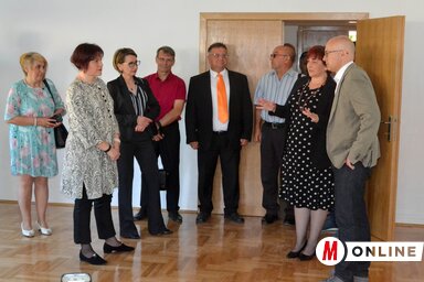 A vendégek a művelődési központ udvarában Ladisity Melinda beszámolóját hallgatják