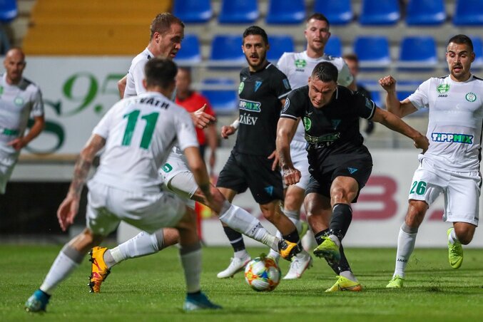 Parázs csata a Zalaegerszeg–Paks meccsen (Fotó: MTI)