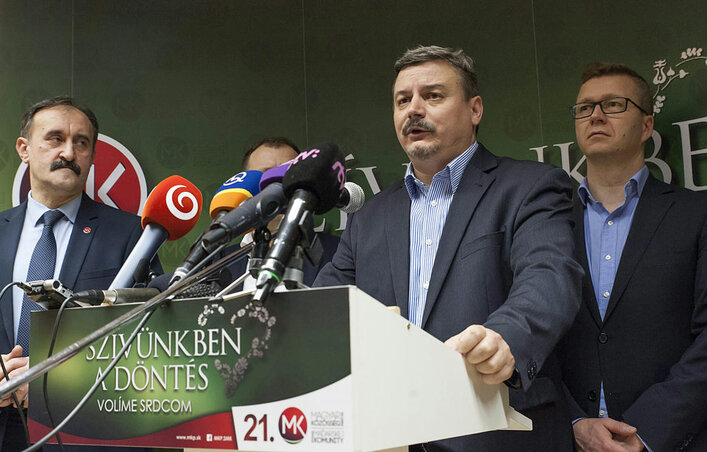 Berényi József (középen), az MKP volt elnöke már látja a továbblépés lehetőségét Berényi József (középen), az MKP volt elnöke már látja a továbblépés lehetőségét