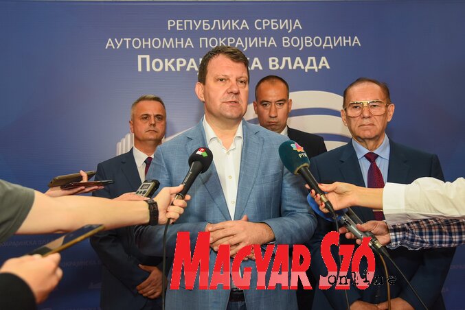 A tartományi kormányfő a sajtó képviselőinek nyilatkozik A tartományi kormányfő a sajtó képviselőinek nyilatkozik