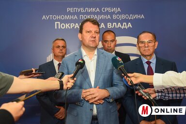 A tartományi kormányfő a sajtó képviselőinek nyilatkozik