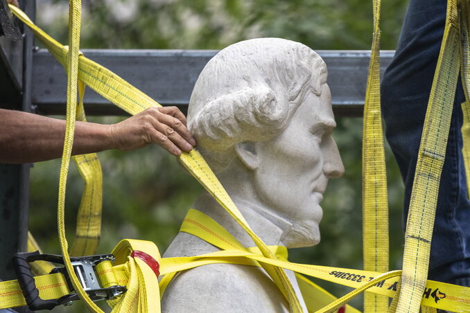 A Kentucky-beli Frankfortban eltávolítják Jefferson Davis, az első és egyetlen konföderációs elnök (1861–1885) szobrát (Fotó: Lexington Herald-Leader via AP/Beta)